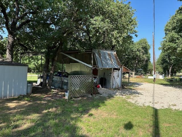 view of yard with an outbuilding