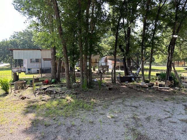 view of yard featuring an outbuilding