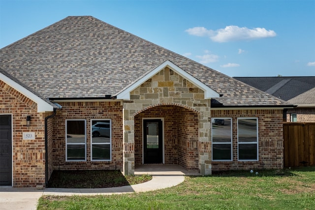 view of front of house featuring a front lawn