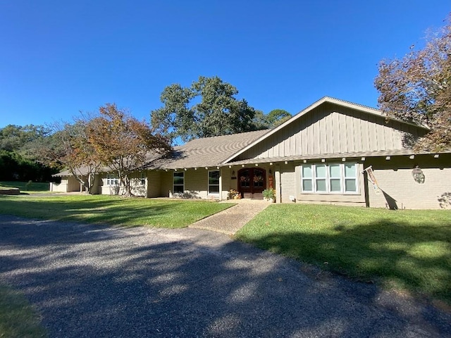 ranch-style home featuring a front lawn