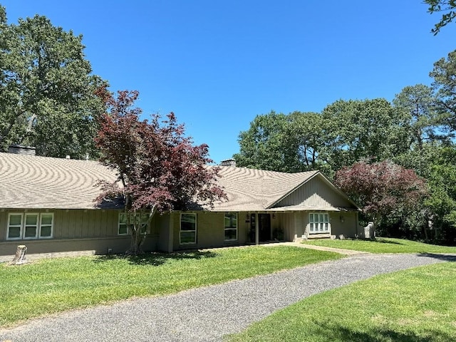 single story home with a front lawn