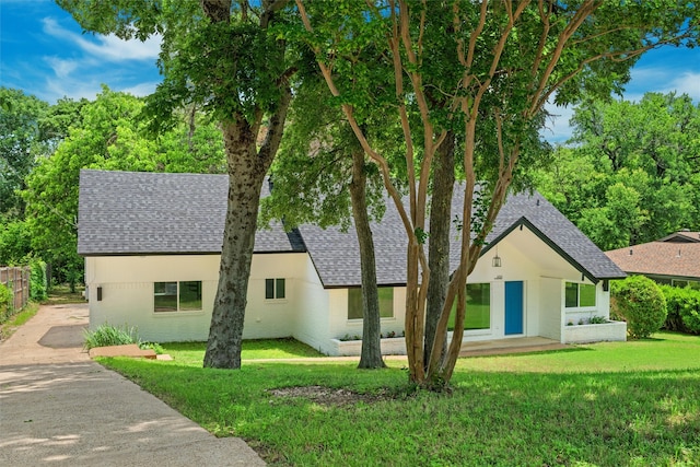 view of front of property featuring a front lawn