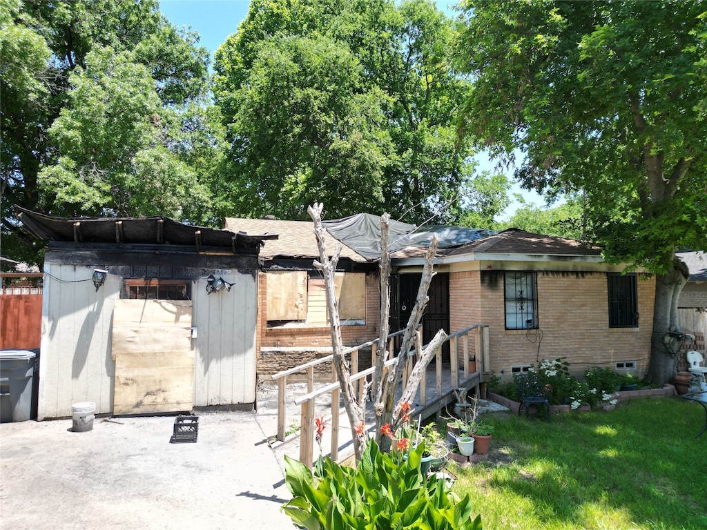 view of front of home featuring an outdoor structure