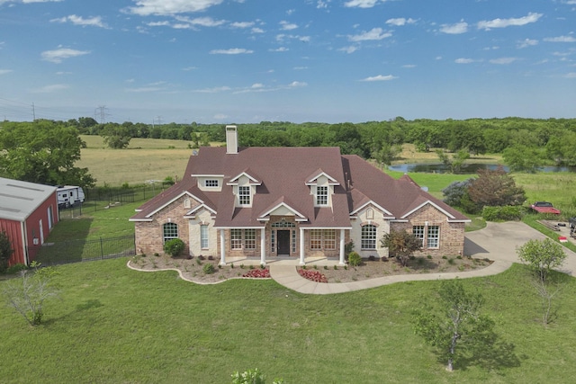 view of front of property featuring a front yard