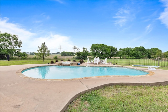 view of pool featuring a patio, a yard, a diving board, and an in ground hot tub