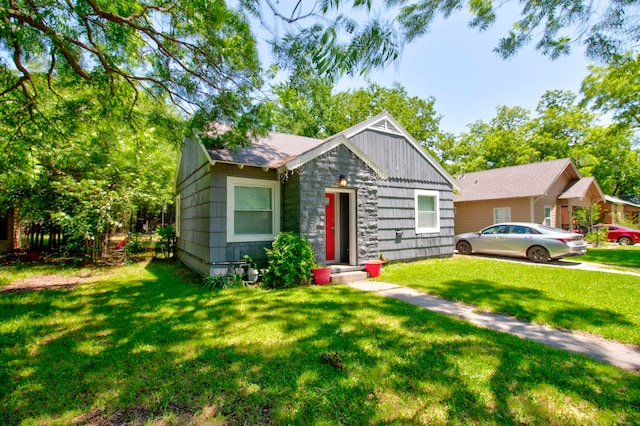 view of front of property featuring a front lawn