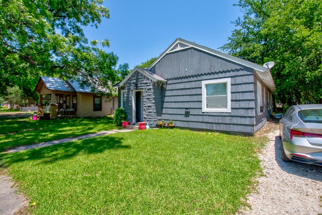 view of front of house with a front lawn