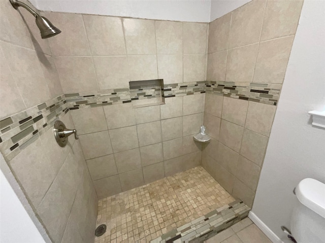 bathroom featuring tiled shower