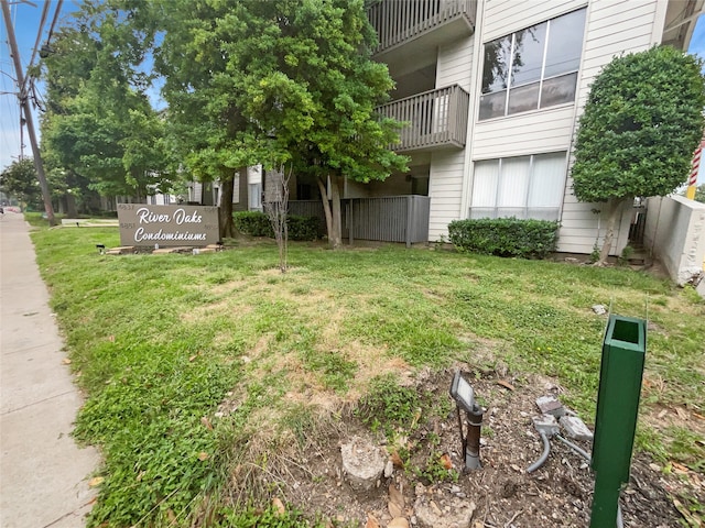 exterior space featuring a lawn