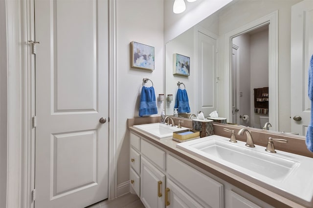 bathroom featuring dual bowl vanity