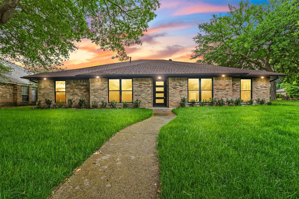 view of front of home featuring a yard