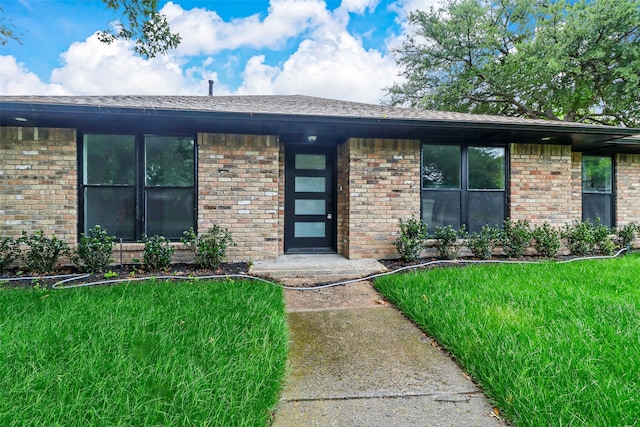 view of front of house featuring a front lawn