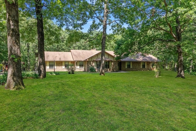 single story home with a front lawn