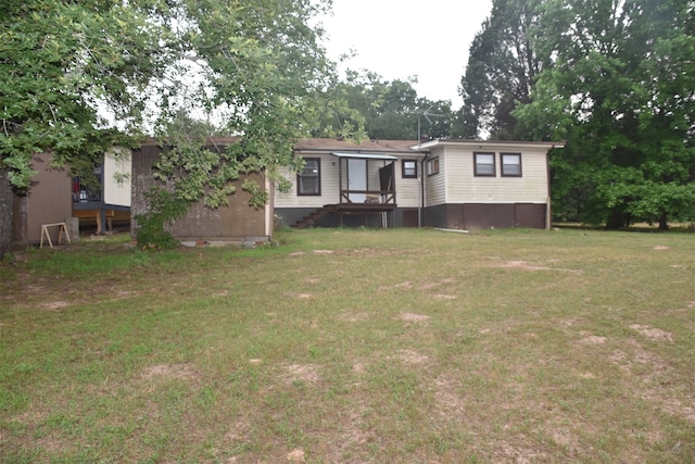 view of front of home featuring a front yard