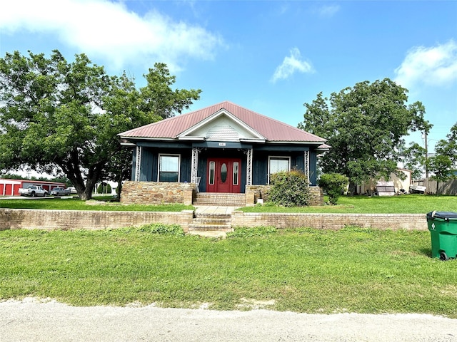 view of front of house featuring a front yard