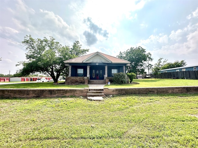 view of front of property featuring a front yard