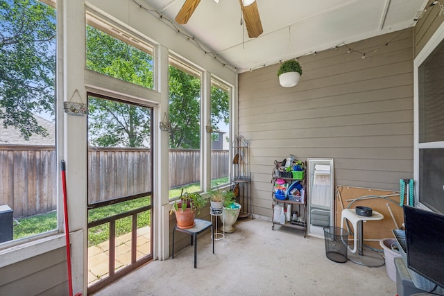 sunroom with ceiling fan