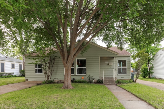 view of front of house with a front lawn