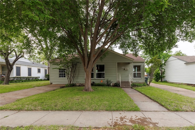 view of front of property featuring a front lawn