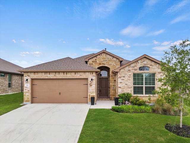 view of front facade featuring a garage and a front yard