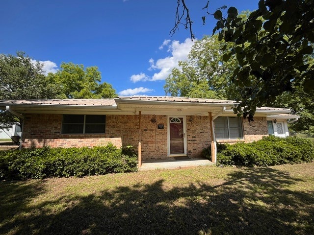 single story home featuring a front yard