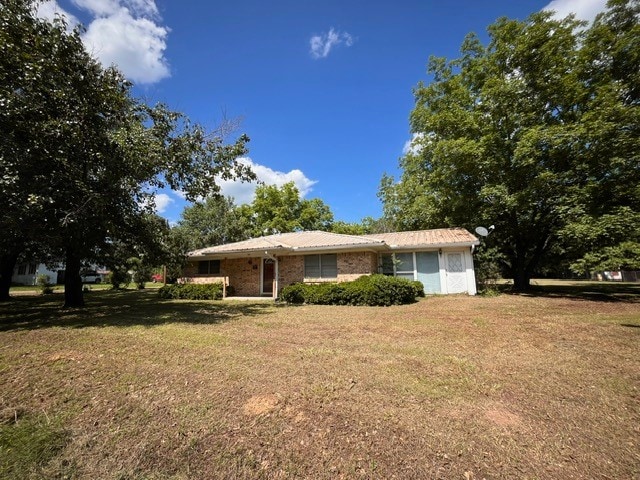 ranch-style house featuring a front yard