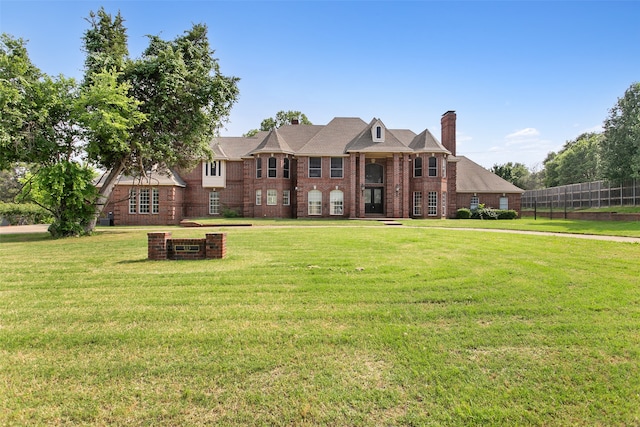 view of front of home featuring a front lawn