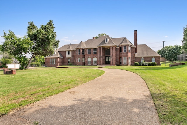 view of front facade with a front yard