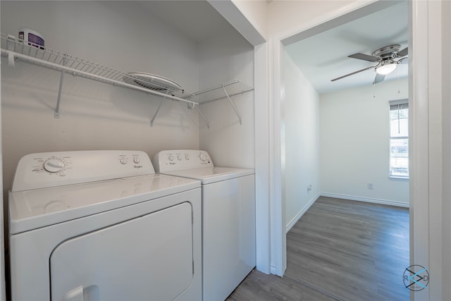 clothes washing area with separate washer and dryer, wood-type flooring, and ceiling fan