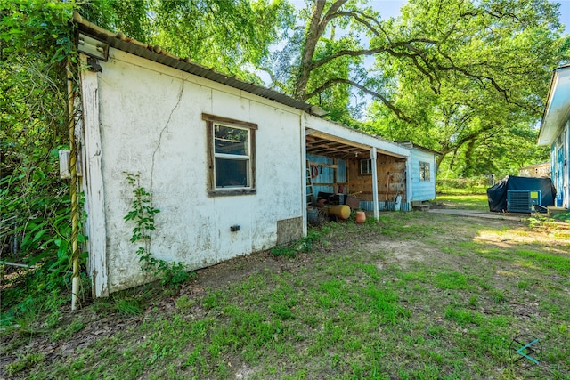 view of side of home featuring an outdoor structure