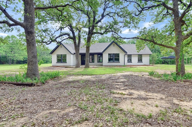 view of front of property featuring a front yard