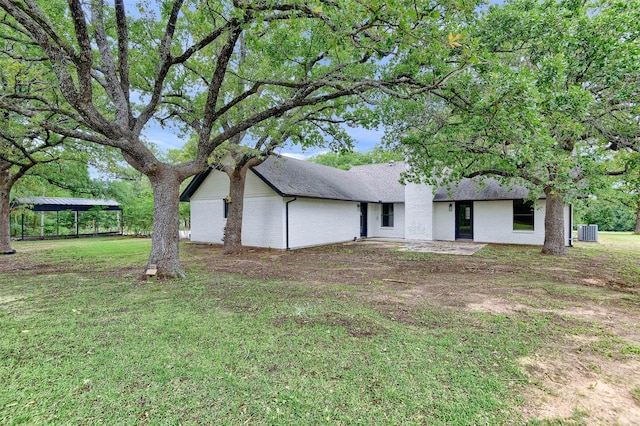 view of front of property featuring a front lawn