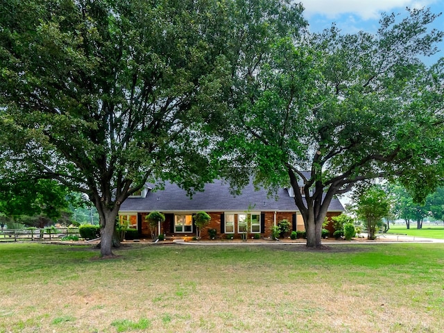 view of front of house featuring a front yard