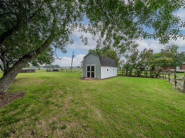 view of yard featuring a rural view and a shed