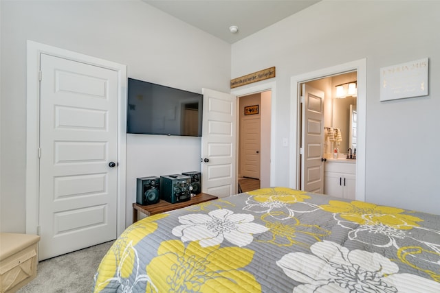 carpeted bedroom featuring a closet and ensuite bathroom