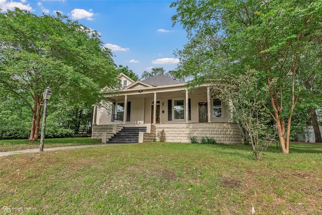 view of front of property featuring a front lawn and covered porch