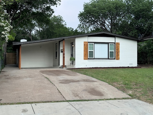 view of front of home featuring a carport and a front lawn