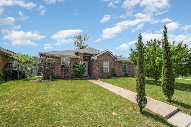 ranch-style house featuring a front lawn