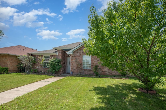 view of front of property with a front yard