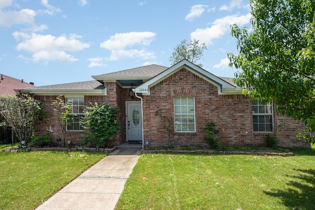 view of front facade with a front lawn