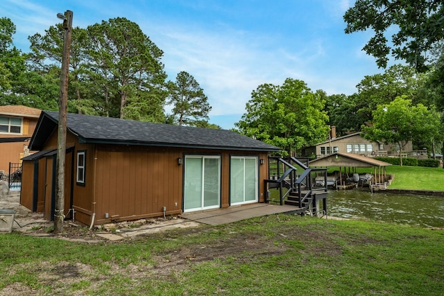 back of house featuring a lawn