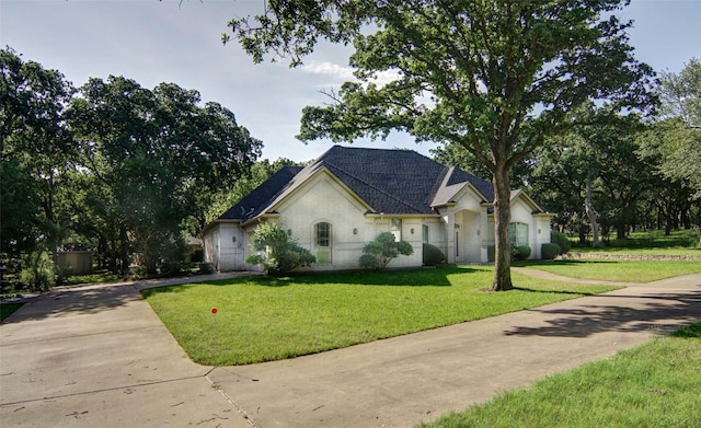 view of front of house featuring a front yard