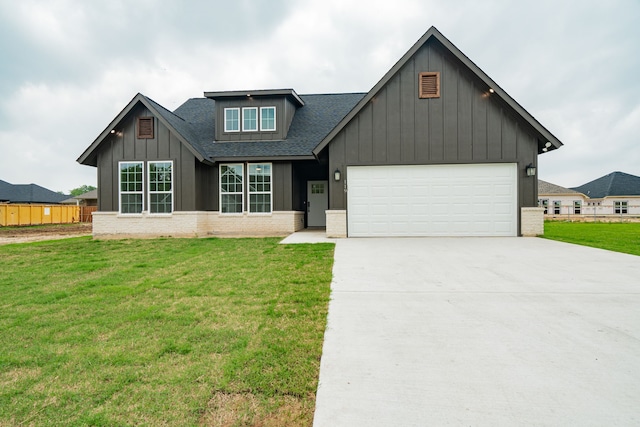 craftsman-style home featuring a front lawn and a garage