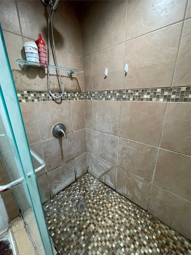 bathroom featuring a tile shower