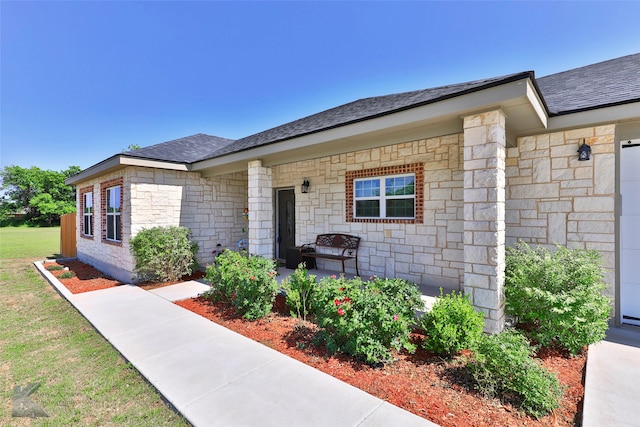 single story home with a front lawn