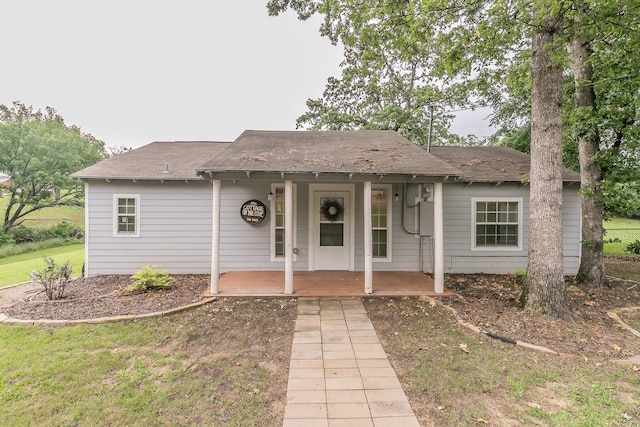 ranch-style house featuring a front lawn and covered porch