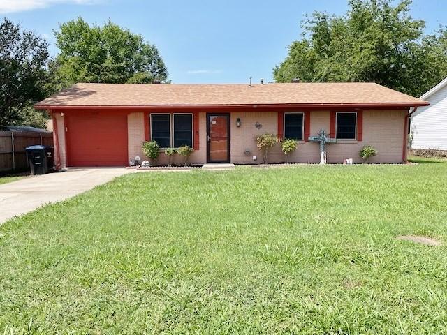 single story home featuring a front lawn