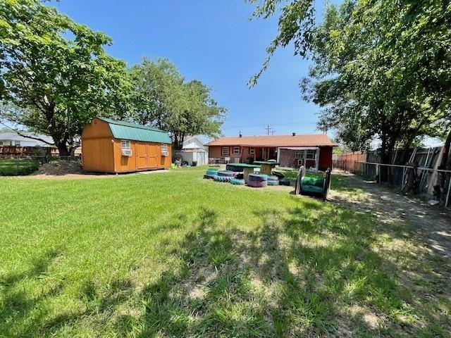 view of yard with a storage shed