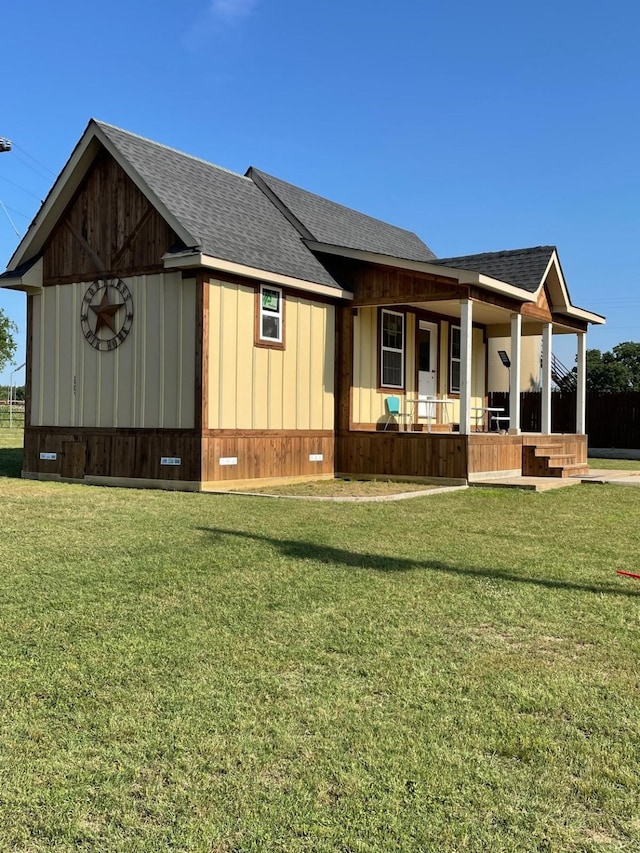 view of front facade featuring a porch and a front lawn