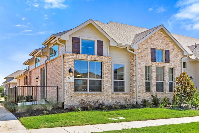 view of front of house featuring a front lawn